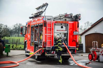 Neuhausen: Gegenstaende brennen in Garage - Feuerwehr verhindert schlimmeres